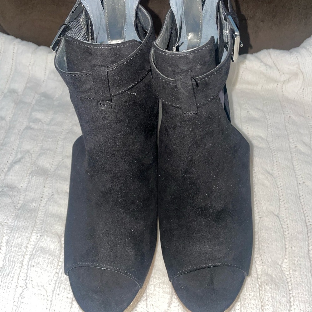 Carlos Santana Baldwyn Black Wedges